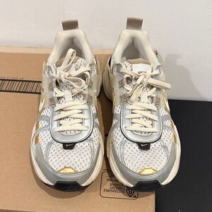 Nike V2K Sneaker Size 8